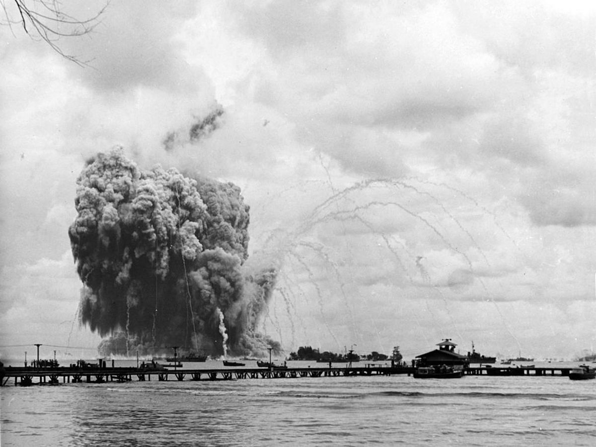 1944_november_1_uss_mount_hood_explodes_at_seeadler_harbor_papua.jpg