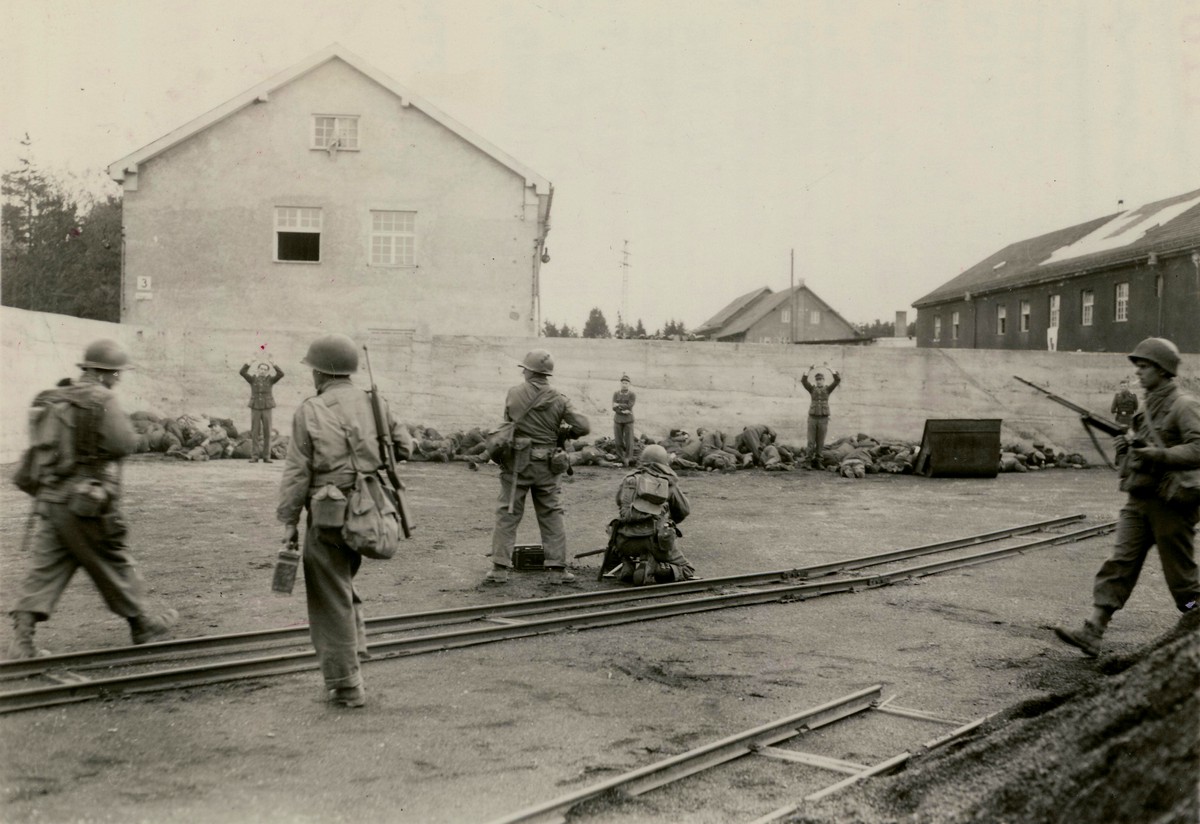 1945_aprilis_29_us_army_troops_executing_german_ss_guards_at_dachau_concentration_camp_germany_cr.jpg