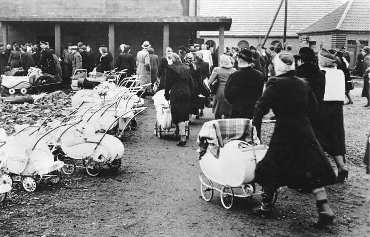 1945_marcius_cca_berliners_lining_up_to_enter_the_zoo_flak_tower_cr.jpg