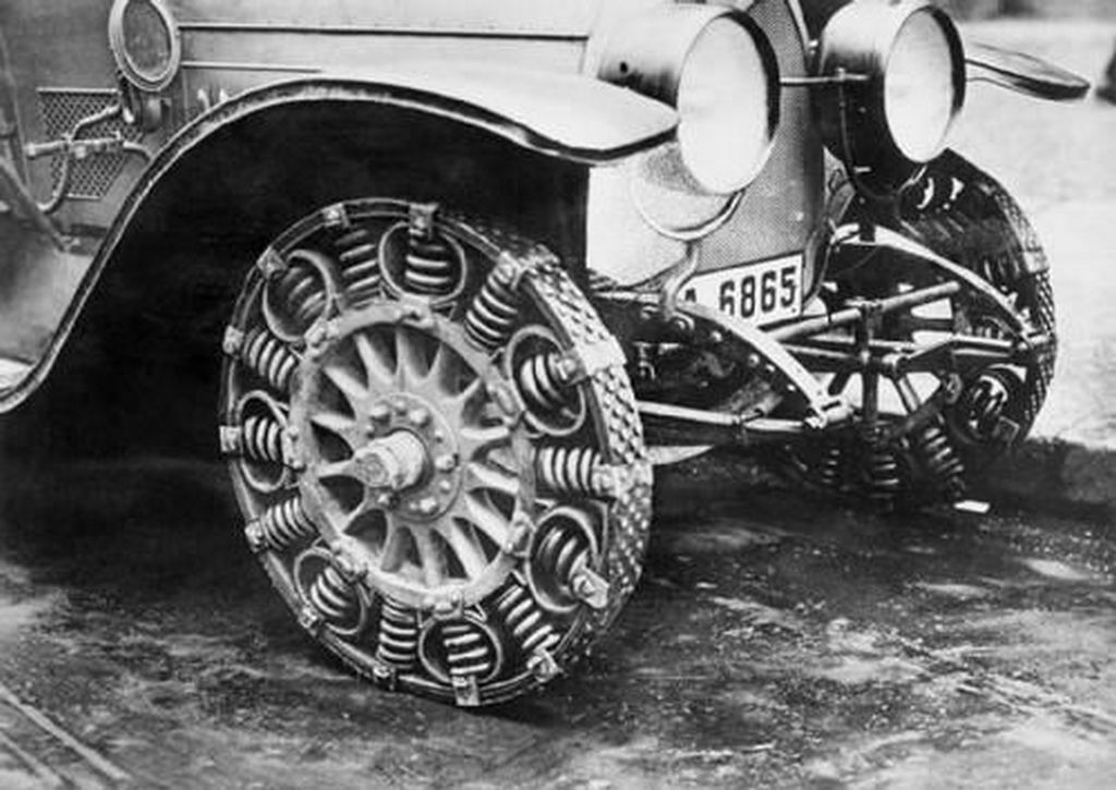 1917_a_close-up_of_the_steel_spring_tire_created_as_a_substitute_tire_because_of_a_shortage_of_rubber_in_germany.jpg