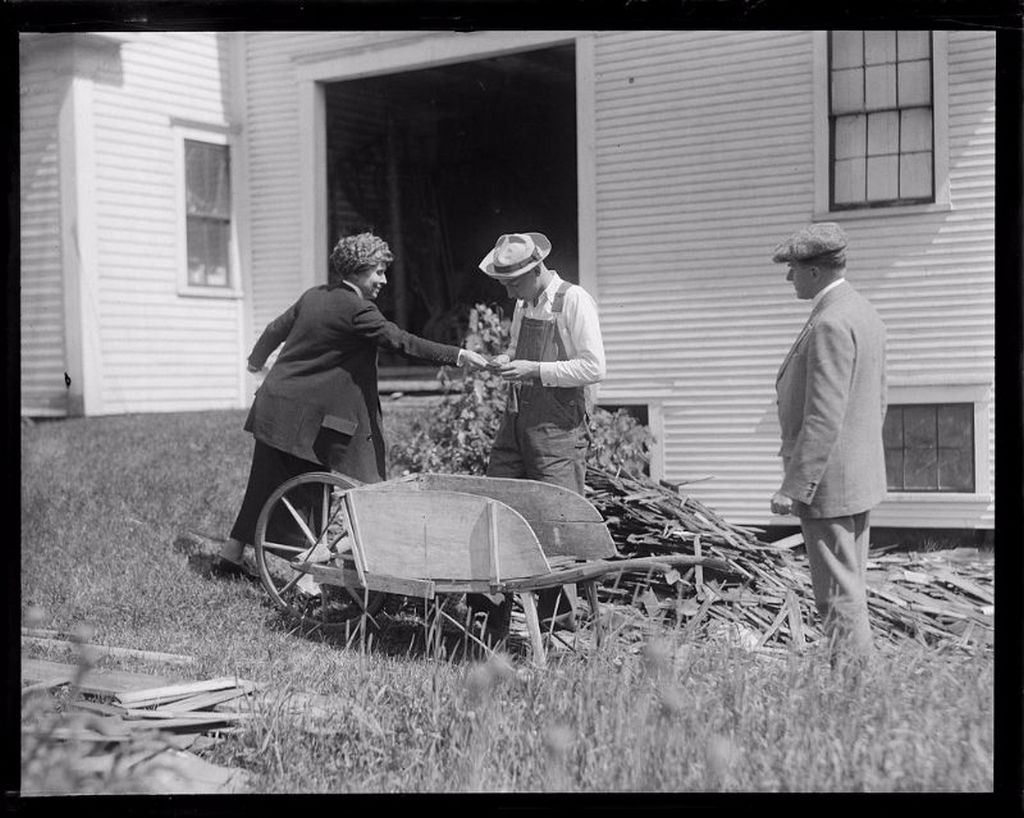 1924_pres_and_mrs_coolidge_and_son_john_in_plymouth_vt.jpg