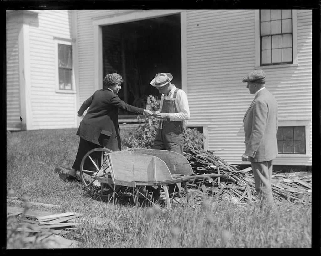 1924_pres_and_mrs_coolidge_and_son_john_in_plymouth_vt.jpg