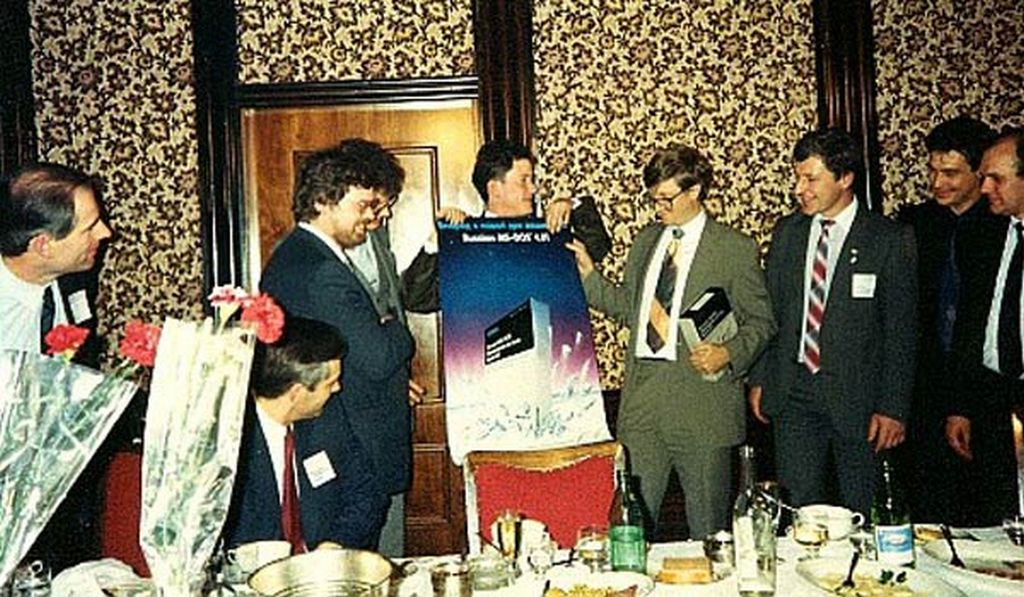 1990_bill_gates_egy_vacsora_elott_a_bemutato_a_szovjetunioban_az_orosz_valtozata_az_operacios_rendszer_ms-dos_4_01.jpeg