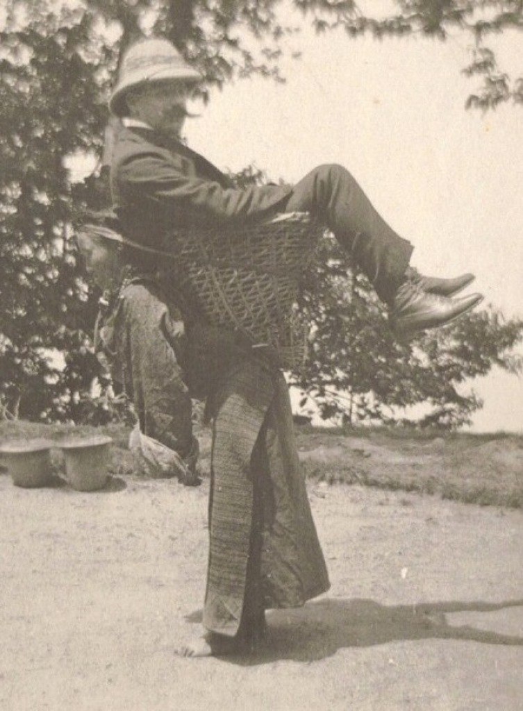 1903. Bengália. Brit kereskedő egy helyi nőt használ közlekedési eszközként..jpg