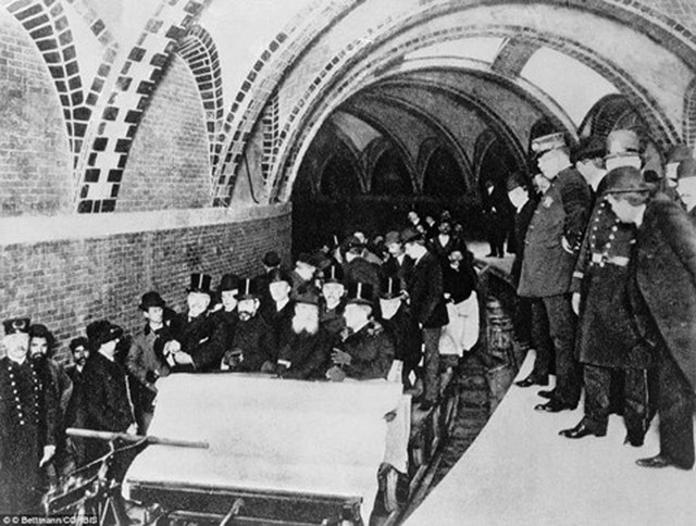 1904. Az első utasok a new york-i földalattin..jpg