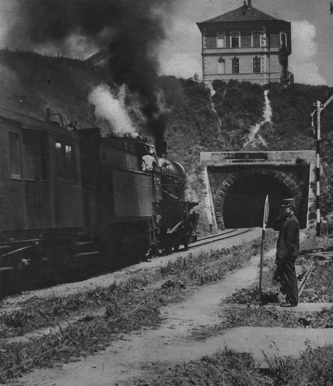 1927. Trieszti gyors a Déli pu. alagútja előtt..jpg