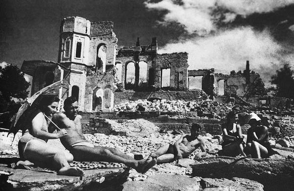 1944. A csak apokkal előbb felszabadított Szevasztopol lakosai élvezik a tavaszi napsütést..jpg