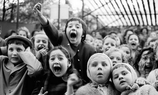 1963. Gyerekek bábelőadást néznek Párizsban. Abban a pillanatban készült a kép, amikor Szt. György legyőzi a sárkányt..jpg