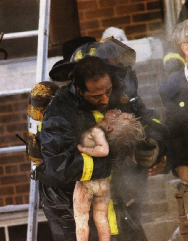 1989. Tűzoltő ment ki egy eszméletlen kisgyereket az égő házból..jpg