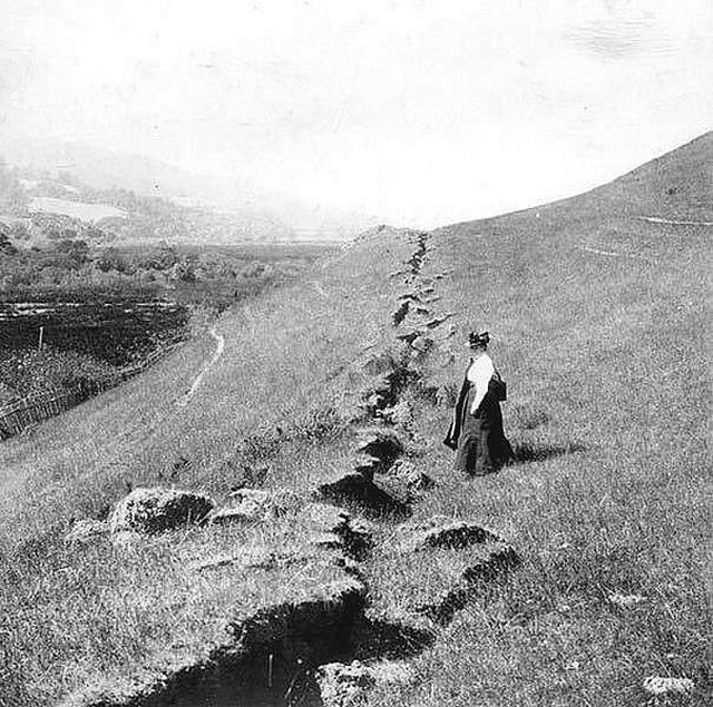 1906_woman_near_ground_rupture_of_san_francisco_earthquake.jpg