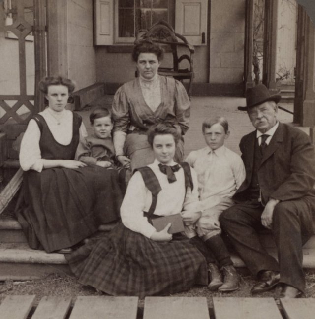 1907_grover_cleveland_with_his_family_in_princeton_nj.jpg
