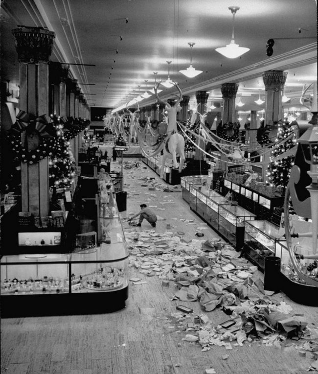 1948_after_the_christmas_shopping_rush_a_macy_s_alkalmazottja_takarit_zaras_utan.jpg