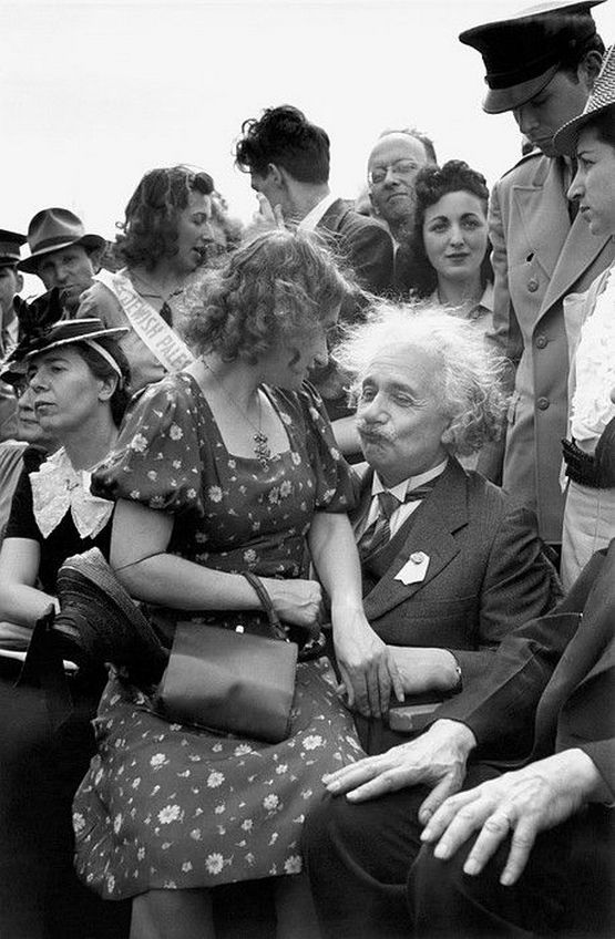 1939_new_york_albert_einstein_with_his_daughter_on_his_lap_at_the_opening_of_the_jewish_pavillion_at_the_world_s_fair.jpg