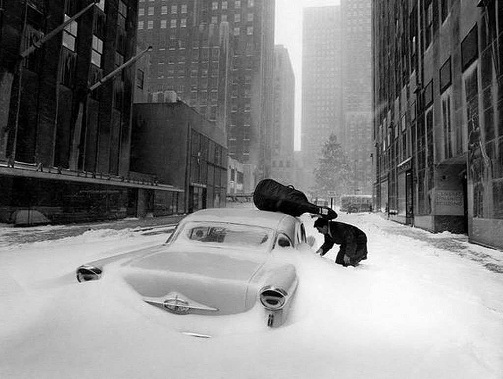 1960_french_cellist_maurice_baquet_trying_to_open_his_snow_covered_car_new_york.jpg