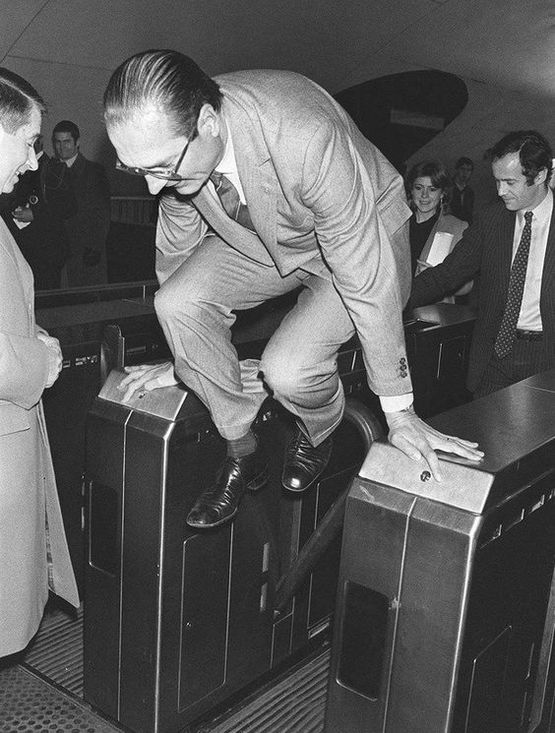 1980_parizs_polgarmestere_jacques_chirac_a_parizsi_metro_ajtajat_ugrik_be_a_modern_muveszet_kiallitasa_alkalmabol_az_auber_allomason.jpg