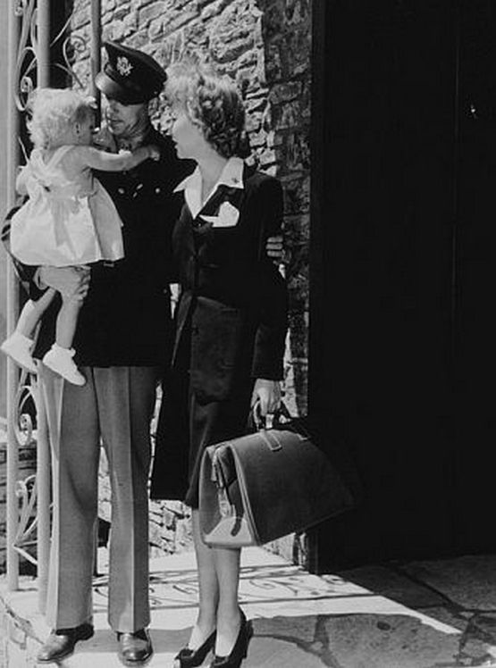 f_ronald_reagan_with_wife_jane_wyman_and_their_daughter_maureen_saying_their_goodbyes_as_he_prepares_to_leave_for_the_army.jpg