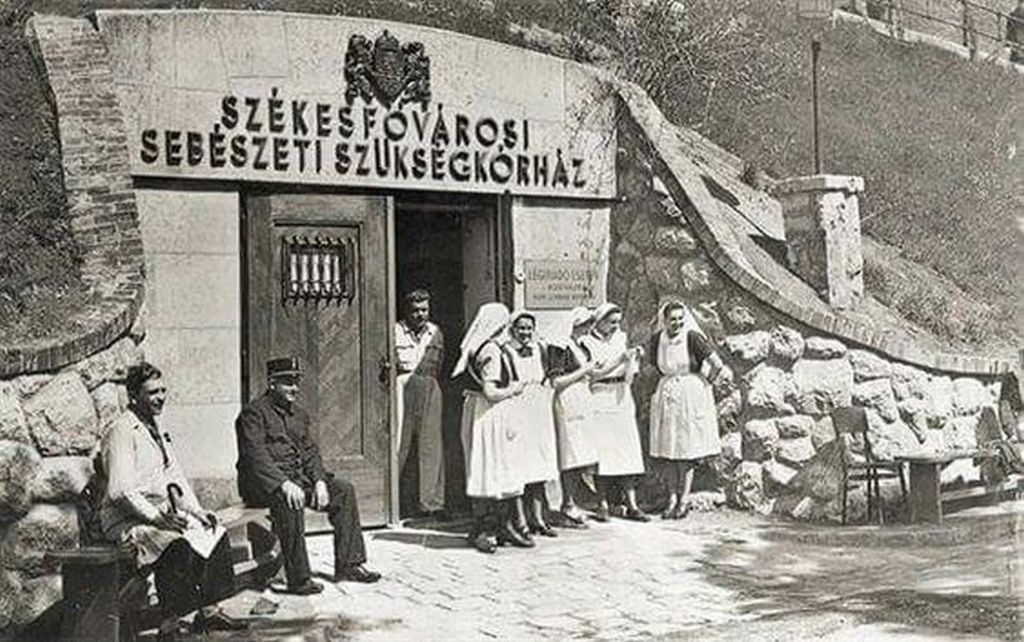 1944_lovas_ut_a_sziklakorhaz_bejarata.jpg