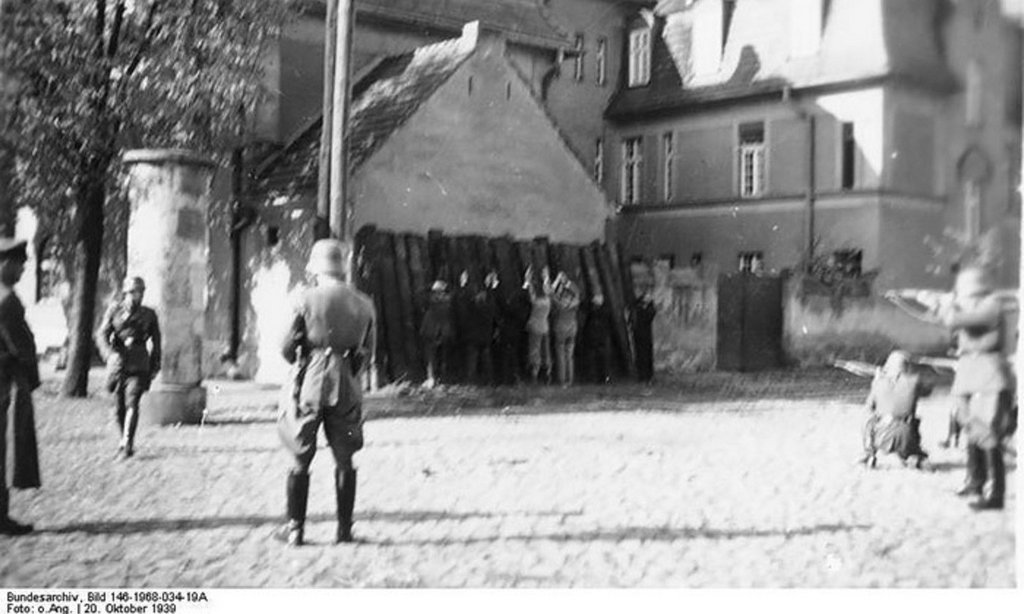 1939_einsatzgruppen_men_killing_polish_people_in_poland_october_1939.jpg