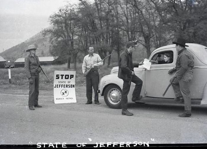 1941. Az újonnan kikiáltott rebellis állam Jefferson ideiglenes határán vadászpuskákkal felfegyverzett határőrök ellenőrzik a forgalmat..jpg