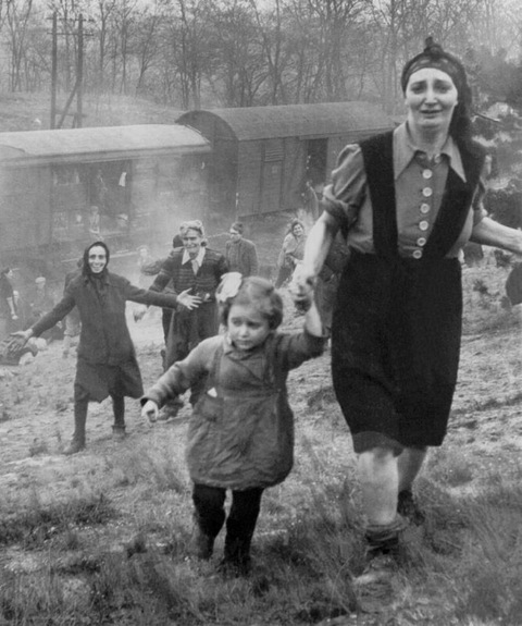1945. Lengyelország. A szovjet hadsereg által elfoglalt területen deportálandó zsidókat szabadítottak ki a vagonokból..jpg