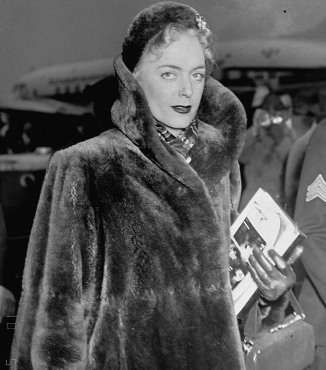 1952. Christine Jorgensen az első sebészeti nemátalakításon átesett ember..jpg