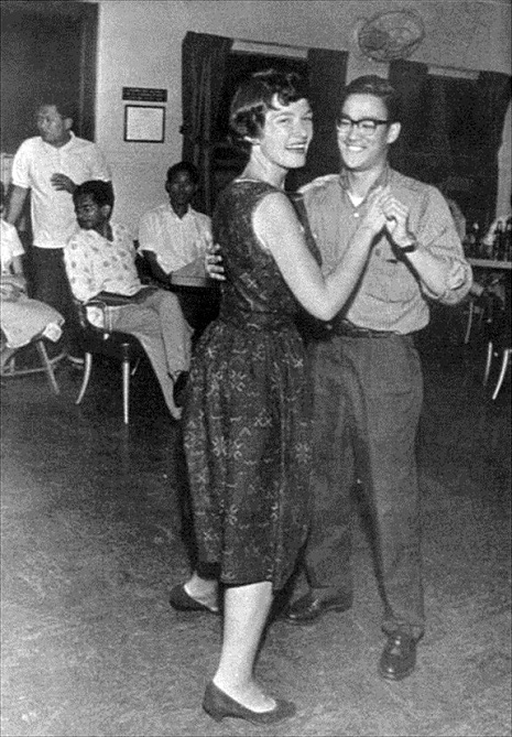 1958. Hong-Kong.Bruce-Lee megnyerte a cha-cha-cha táncversenyt. Nemsokkal később döntötte el, hogy kung-fuzni fog..jpg