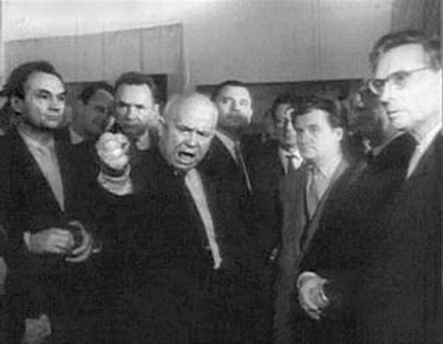 1962. Hruscsov kiakadt a modern művészek kiállításán és hangosan kikelve magából trágárságnak nevezte a munkákat..jpg
