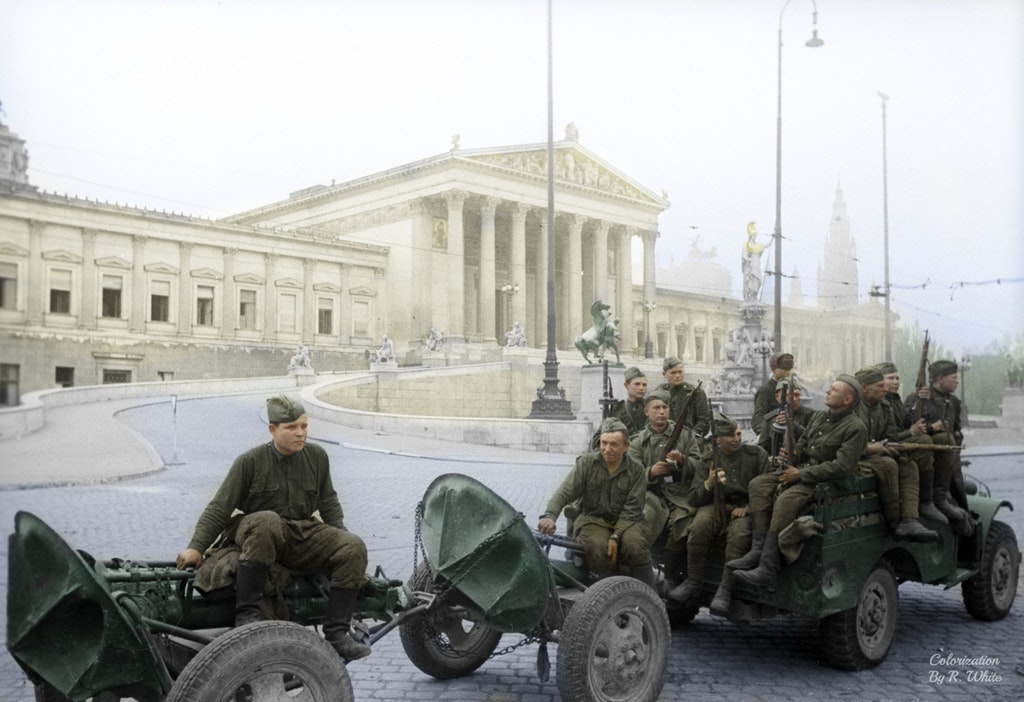 1945_aprilis_soviet_mortar_unit_driving_in_front_of_the_austrian_parliament_building_in_vienna_in_an_american-made_off-road_dodge_wc-51_towing_two_120-mm_mortars.jpg