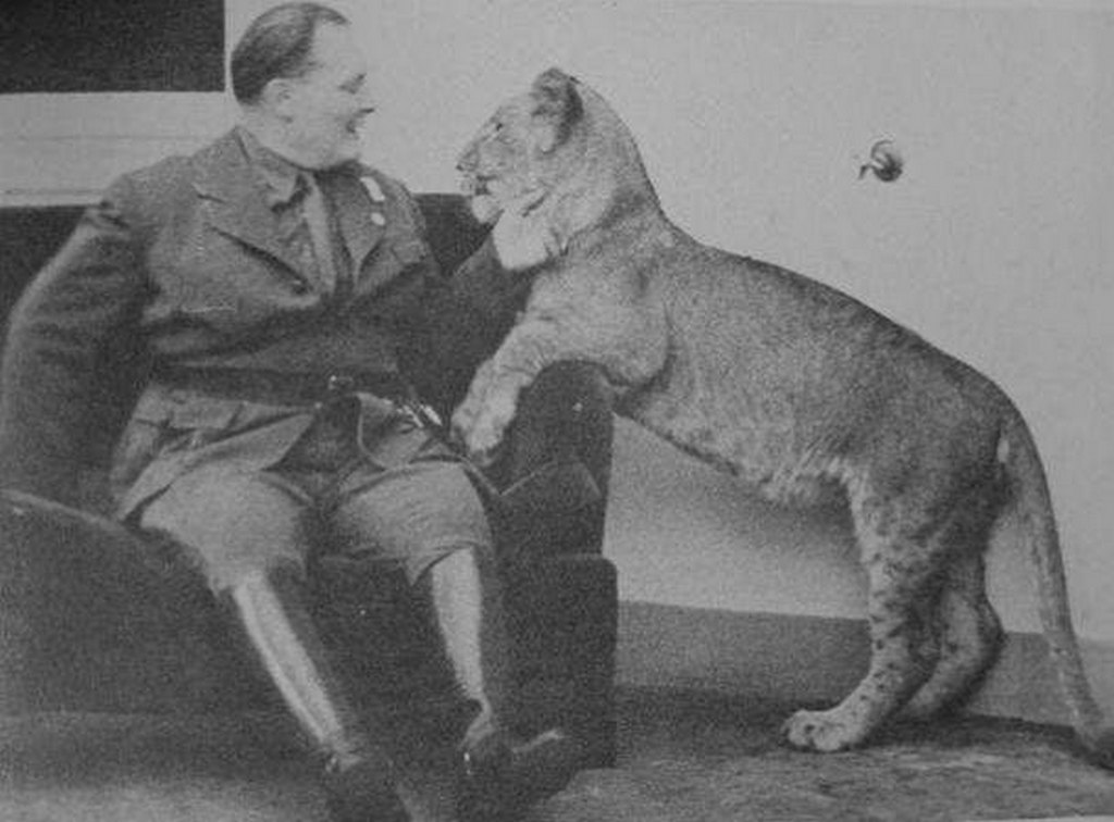 1940_hermann_goring_with_his_pet_lion_in_carinhall.jpg