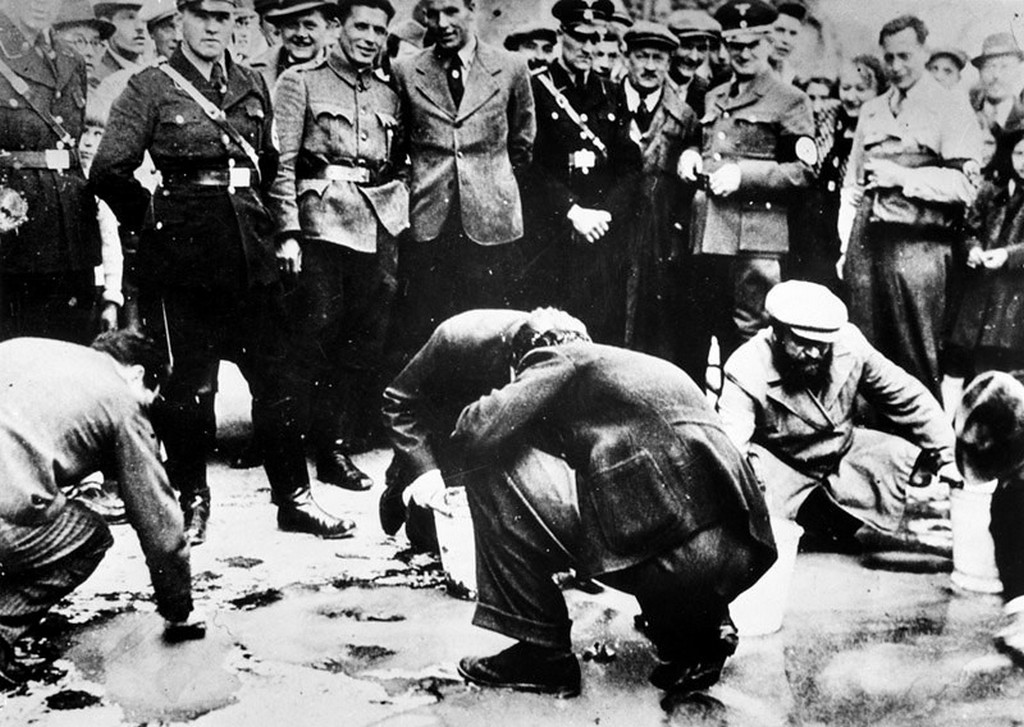 1938_jews_are_made_to_clean_the_streets_of_vienna_after_the_anschluss.jpg