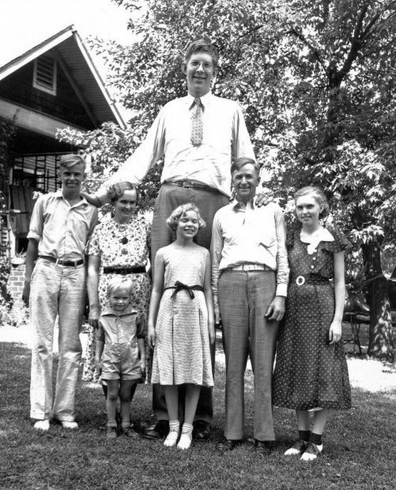 1940_korul_robert_wadlow_the_giant_of_illinois_is_the_tallest_272_cm_person_in_history.jpg