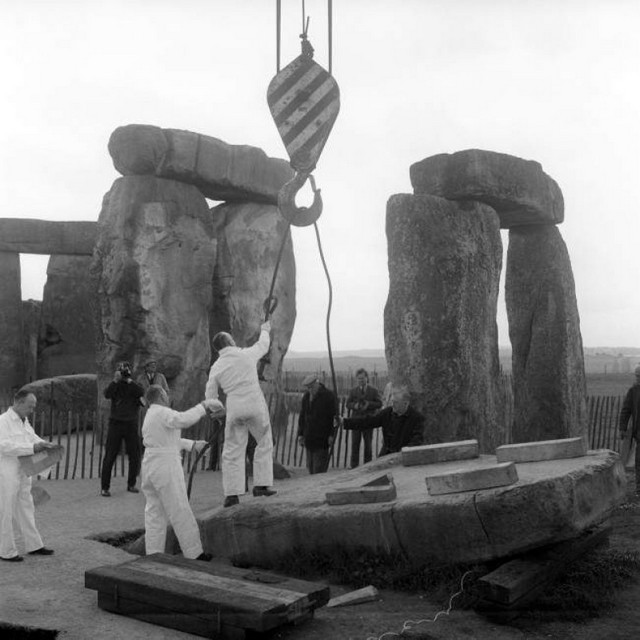 1963_the_hook_of_a_crane_is_attached_to_the_25_tonne_stone_no_23_in_the_outer_circle_at_stonehenge_the_stone_which_fell_over.jpg