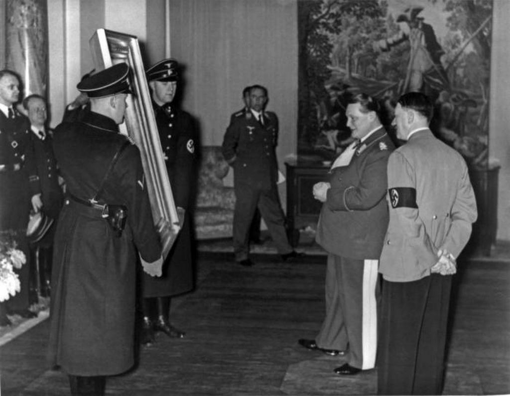 1940_hitler_es_goering_megvizsgaljak_az_uj_trofeakat_az_1940-es_eveket_nemetorszagot.jpeg