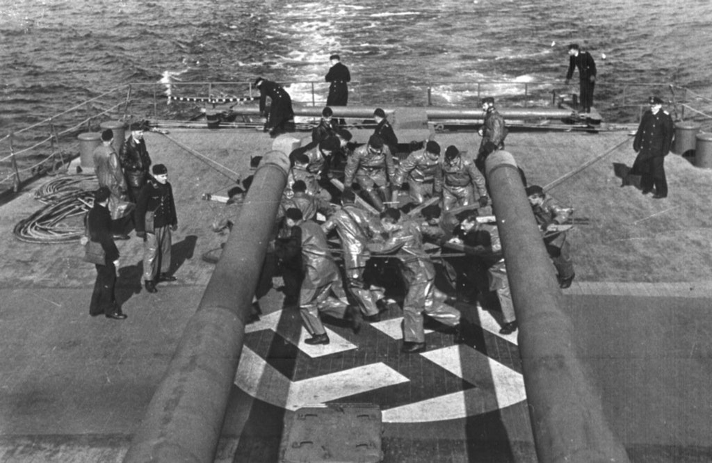 1942_februar_the_crew_of_the_german_cruiser_prinz_eugen_manually_operates_her_rudder_after_suffering_a_torpedo_hit_to_the_stern.jpg