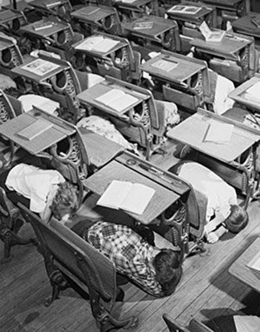 1950-es_evek_vege_duck_and_cover_drill_in_a_grade_school_in_us.jpg