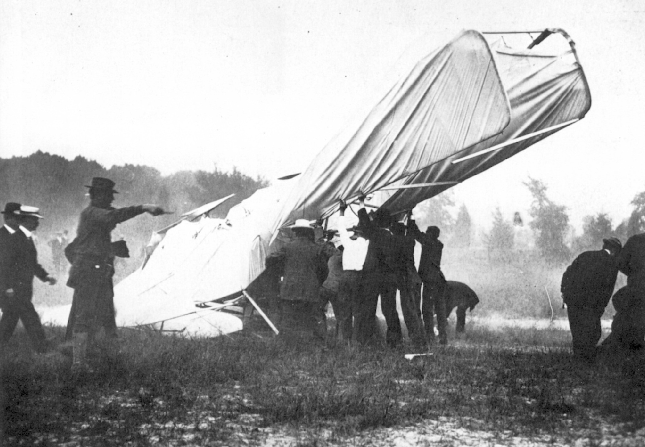 1908. Az első végzetes repülőgépbaleset, melyben Thomas Selfridge hadnagy  utasként életét vesztette. Orwill Wright mögött utazott a katonaság számára rendezett bemutatón..jpg