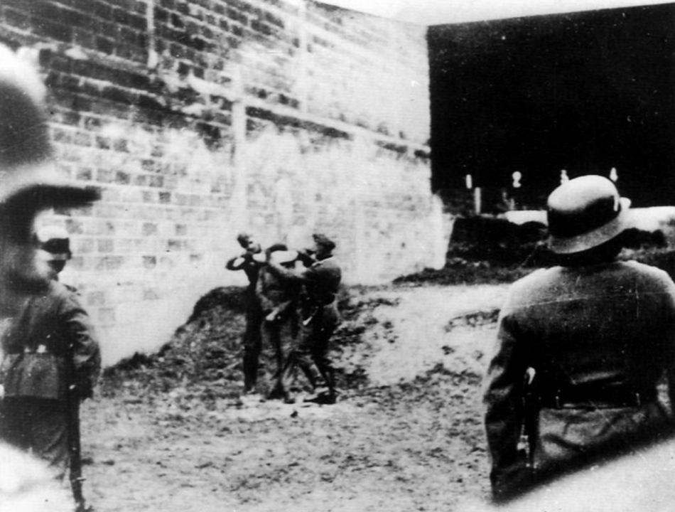 1941. Amiensben egy francia ellenállót készítenek fel a kivégzésre, a német telefonvonalak megrongálása miatt..jpg