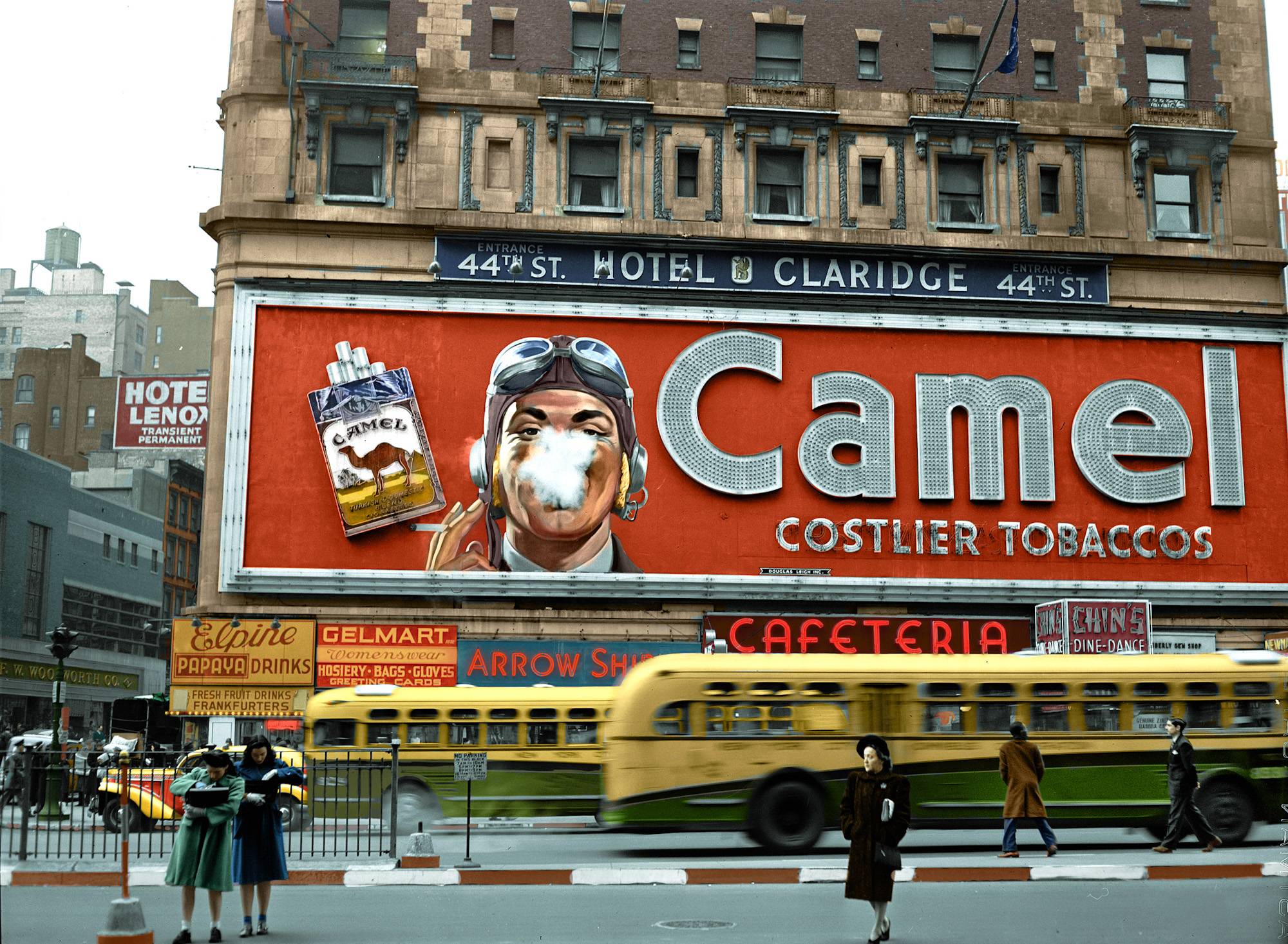 1943. Times Square.jpg