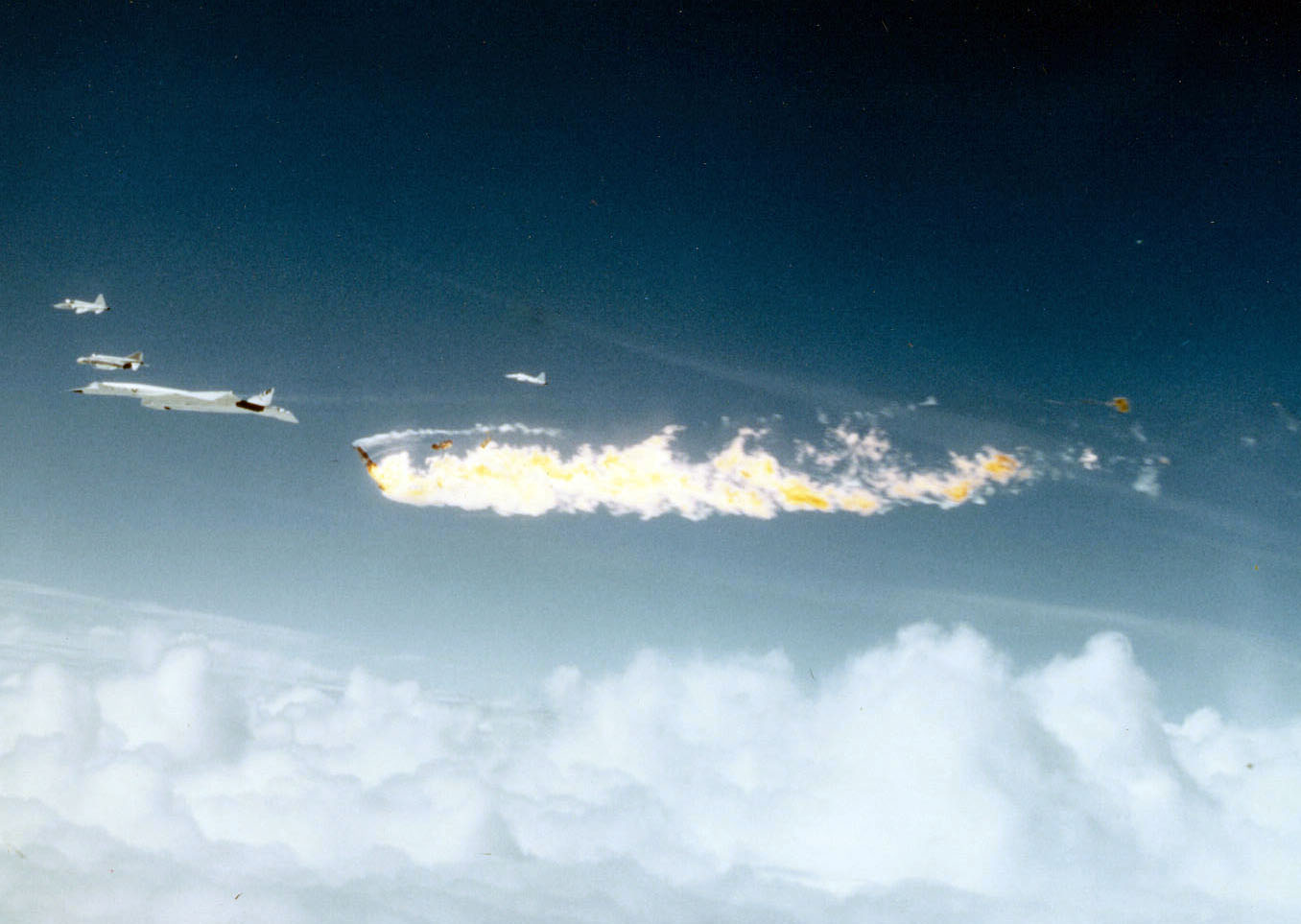 1966. Kísérleti XB-70A Valkyrie bombázó egy F-104 vadászgéppel ütközött az újságírók számára rendezett bemutatón. Mindkét gép pilótája belehalt..jpg