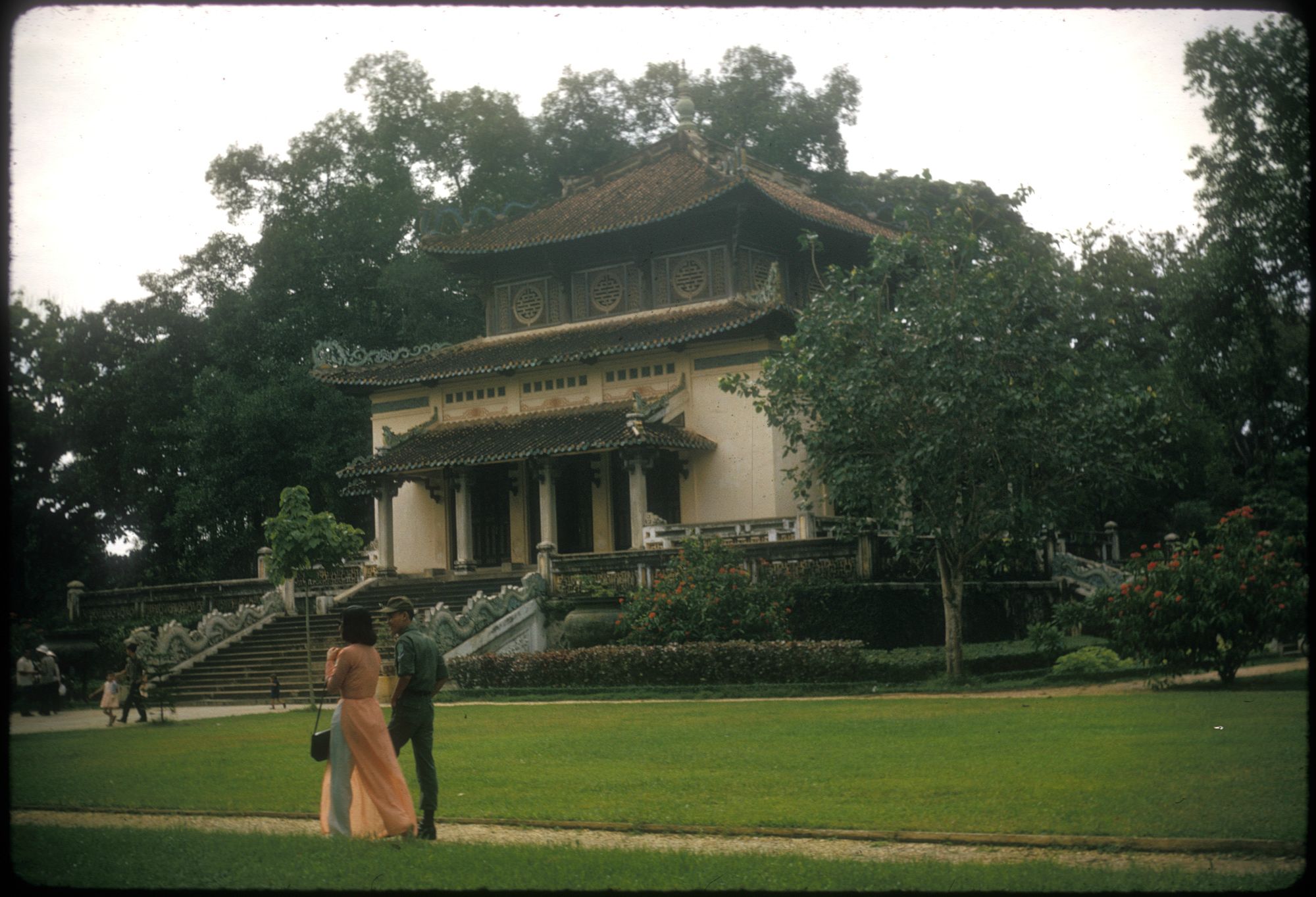 1966. Katona randevún a saigoni botanikus kertben. Dél-Vietnam..jpg