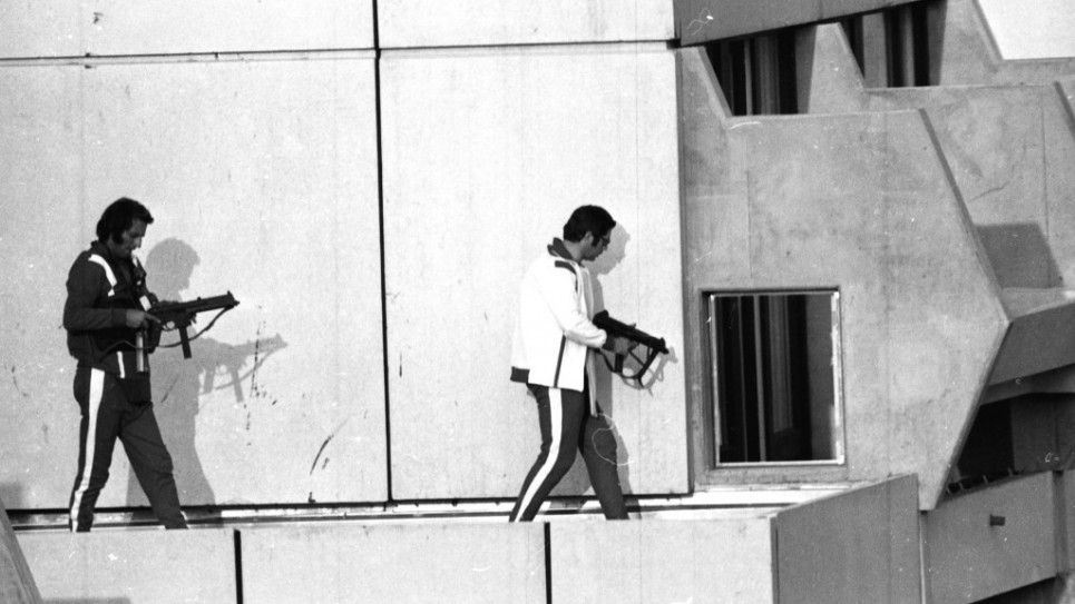 1972. Szeptember. Nyugat-német rendőr gépfegyverrel felszerelkezve a szomszédos erkélyről próbál a palesztín fegyveresek által túszként tartott izraeli sportolók apartmanjába jutni..jpg