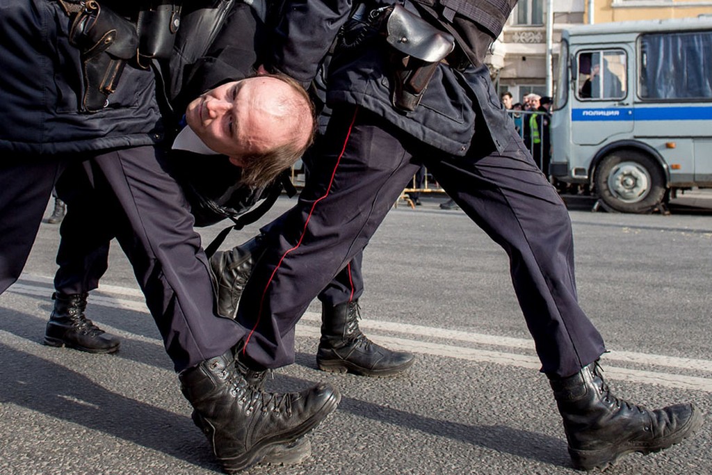 2017_03_26_police_officers_detain_a_man_during_an_unauthorized_anti-corruption_rally_in_central_moscow.jpg