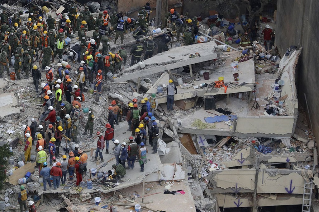 2017_09_20_rescue_workers_search_for_people_trapped_inside_a_collapsed_building_in_the_del_valle_area_of_mexico_city_on_september_20_350_dead_7_1_richter.jpg