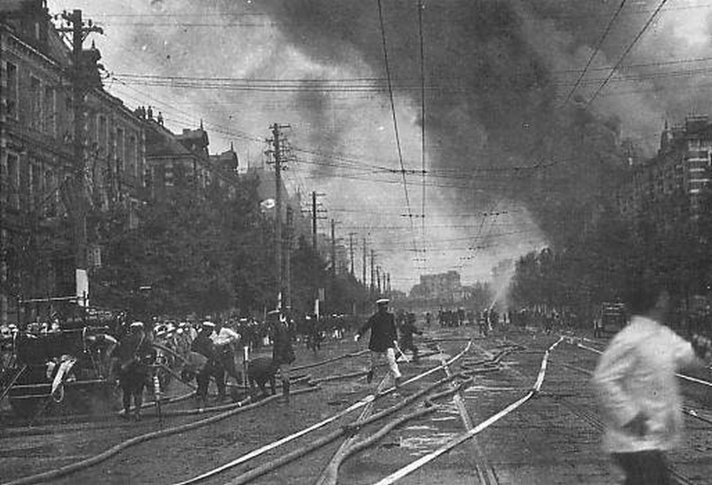 1923_the_marunouchi_district_of_tokyo_on_fire_following_the_1923_great_kanto_earthquake.jpg