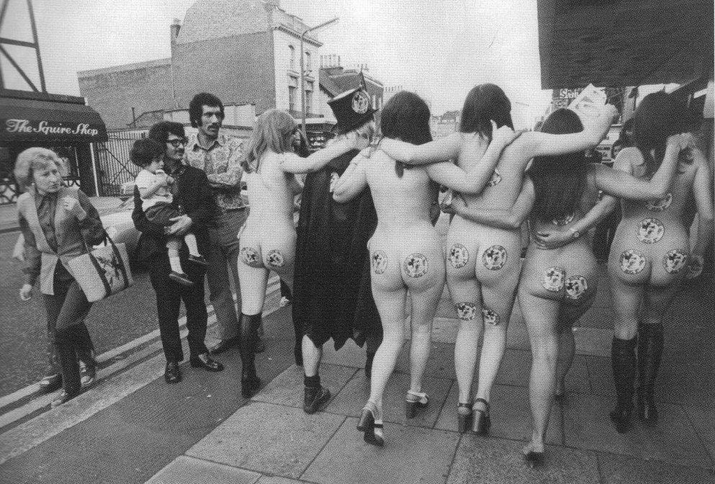 1972_english_musician-politician_screaming_lord_sutch_was_arrested_for_insulting_behavior_on_july_29_1972_in_london_for_jumping_from_a_bus_with_5_nude_women.jpg