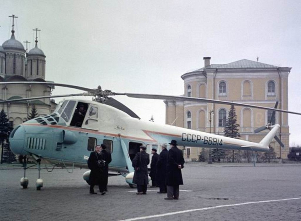 1959_a_cpsu_kozponti_bizottsaganak_fotitkara_nikita_hruscsov_a_kremlben_mutatott_ra_szemelyi_mi-4s_helikoptert_moszkva.png