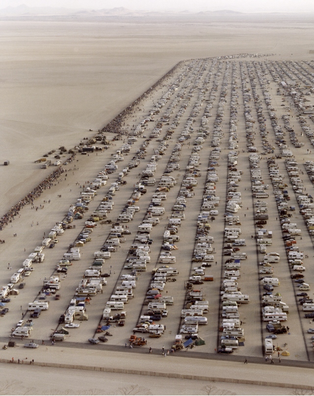1982_parking_lot_and_public_viewing_area_on_the_rogers_dry_lakebed_to_watch_the_landing_of_the_space_shuttle_columbia_on_mission_sts-4.jpg