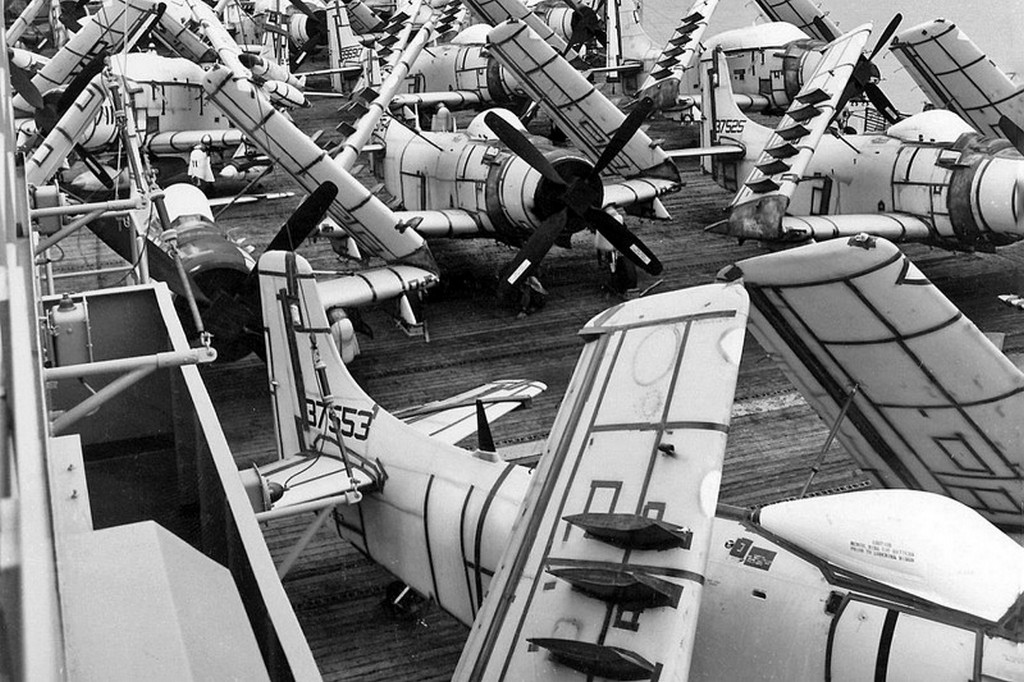 1965_utanpotlas_a-1_skyraider_tamadorepulogepek_erkeznek_az_amerikai_usns_core_fedelzeten_saigonba_del-vietnamba.jpg