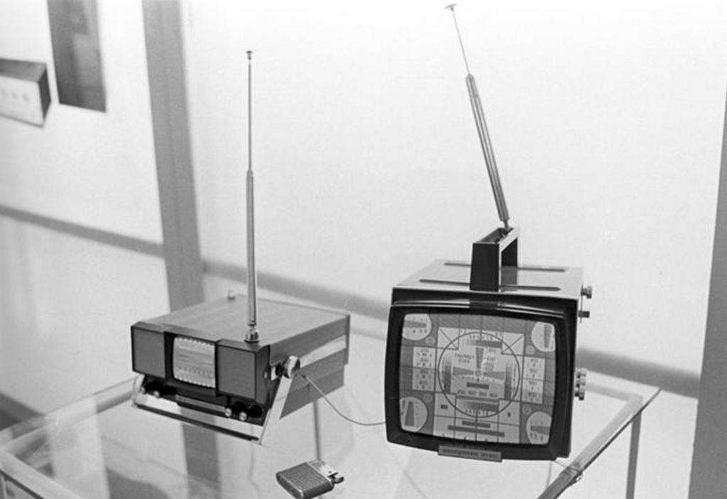 1970_televiziok_electronics-50_balra_es_electronics_vl-100_jobbra_a_radio_elektronika_es_kommunikacio_pavilonjan_a_vdnh_moszkva_szovjetunio.jpeg