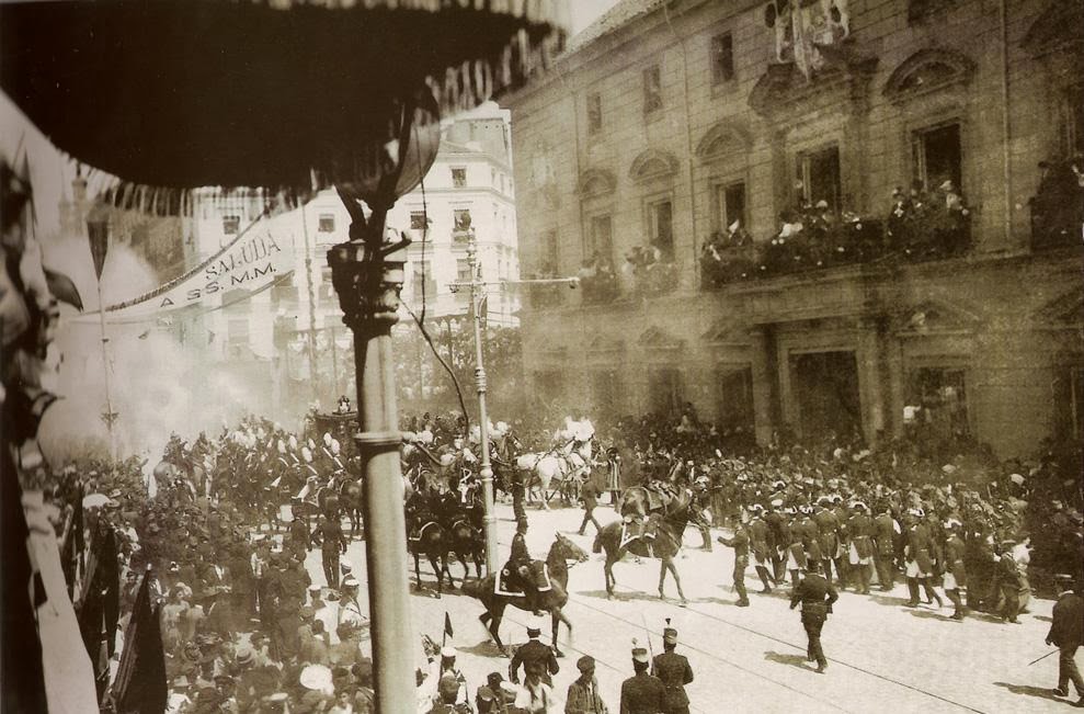 1906. Madrid. Mateu Morral anarchista, virágok közé rejtett bombája megölt 24 nézőt a XIII Alfonz spanyol király esküvőjén. A kép a robbanás pillanatában készült..jpg